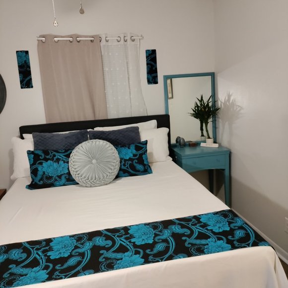 Matching Bed scarf, throw pillows, wall art - Picture 6 of 7